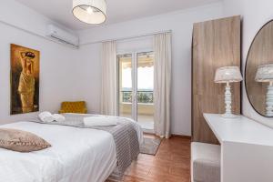 ein weißes Schlafzimmer mit zwei Betten und einem Fenster in der Unterkunft Mi Casa - Serene Garden Retreat, 2 bedroom house in Korfu-Stadt + 33 Fotos