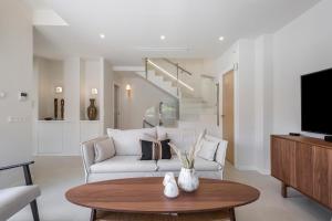 a living room with a couch and a table at Escápate a nuestra hermosa casa en Santiago de la Ribera in Santiago de la Ribera