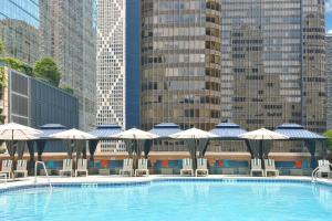 una gran piscina con sombrillas en una ciudad en DoubleTree by Hilton Chicago Magnificent Mile, en Chicago