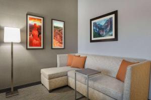 Wingate by Wyndham Hurricane Zion National Park的休息区