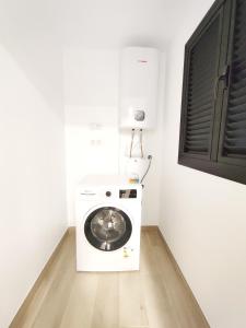 Waschmaschine und Trockner in einer Ecke eines Zimmers in der Unterkunft Luxury Apartments Las Canteras in Las Palmas de Gran Canaria