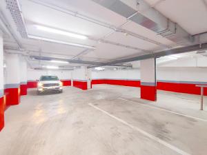 ein Auto parkt auf einem Parkplatz in einer Garage in der Unterkunft Luxury Apartments Las Canteras in Las Palmas de Gran Canaria