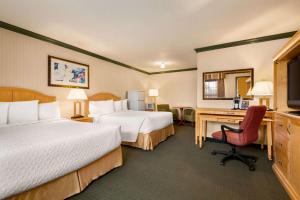 Postel nebo postele na pokoji v ubytování Travelodge by Wyndham Dawson Creek