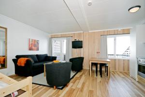 sala de estar con sofá y mesa en Vossestrand Hotel and Apartments en Myrkdalen 
