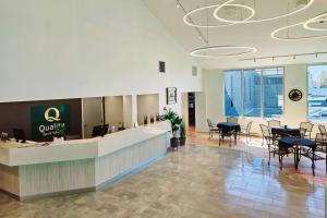 ガティノーにあるQuality Inn & Suitesのロビー(テーブルと椅子のある待合室付) +37枚の写真
