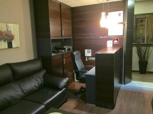 - un salon avec un canapé et un bureau dans l'établissement Hostal Larios, à Malaga