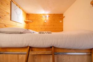 Postel nebo postele na pokoji v ubytování Ski In-Out - Heart of Val Thorens Warm-Hearted Apartment, WiFi 165