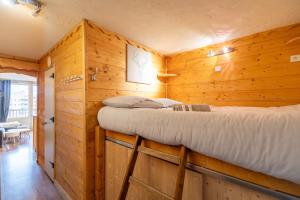 Postel nebo postele na pokoji v ubytování Ski In-Out - Heart of Val Thorens Warm-Hearted Apartment, WiFi 165