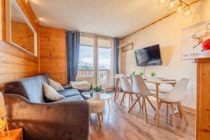 TV a/nebo společenská místnost v ubytování Ski In-Out - Heart of Val Thorens Warm-Hearted Apartment, WiFi 165
