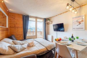 TV a/nebo společenská místnost v ubytování Ski In-Out - Heart of Val Thorens Warm-Hearted Apartment, WiFi 165