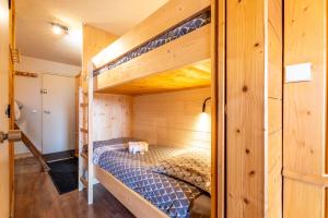 Postel nebo postele na pokoji v ubytování Ski In-Out - Heart of Val Thorens Warm-Hearted Apartment, WiFi 165