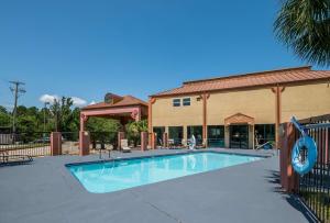 a swimming pool in front of a building at Econo Lodge Inn & Suites Diamondhead in Diamondhead