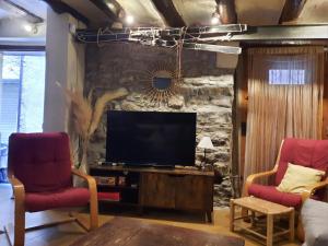 TV a/nebo společenská místnost v ubytování Casa Rural CAL ROCCO Porta del Pirineu