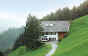 una casa sul fianco di una collina con una strada di Ferienwohnung In Ruhiger Lage a Blons
