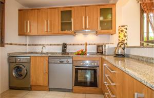 A kitchen or kitchenette at Gorgeous Home In Orihuela Costa