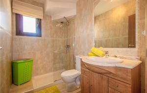 A bathroom at Gorgeous Home In Orihuela Costa