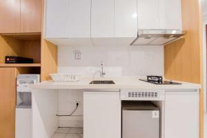 Kuchyň nebo kuchyňský kout v ubytování Modern Look and Compact Studio at Sky House Alam Sutera Apartment By Travelio