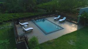 Bazén v ubytování Vaani Greens Wildlife Resort, Kaziranga nebo v jeho okolí