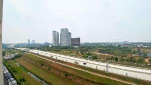 eine Autobahn in einer Stadt mit hohen Gebäuden in der Unterkunft Best Choice and Nice Studio at Sky House BSD Apartment By Travelio in Tangerang