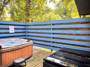 Gambar di galeri bagi The Squirrel Lodge - Hot Tub - Pet Friendly - Pembrokeshire-Tenby di Carmarthen