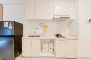 Кухня или мини-кухня в Comfort Living 2BR at Sky House BSD Apartment By Travelio
 +4 фотографии