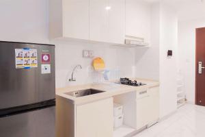 Кухня или мини-кухня в Comfort Living 2BR at Sky House BSD Apartment By Travelio

