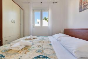 a bedroom with a bed with towels on it at Geräumige Ferienwohnung im Erdgeschoss mit Meerblick vom privaten Balkon in Kožino
