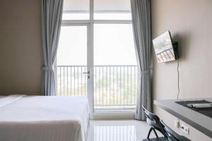 TV a/nebo společenská místnost v ubytování Strategic and Warm Studio at Ciputra International Apartment By Travelio