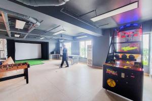 Herní místnost v ubytování Simply and Nice Studio at Sky House Alam Sutera Apartment By Travelio