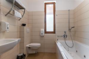 Koupelna v ubytování Archa hotel