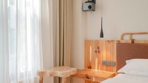 Patio Spring Holiday Inn -- Free round trip pick-up service --Panoramic view of Tianmen Mount客房内的一张或多张床位
