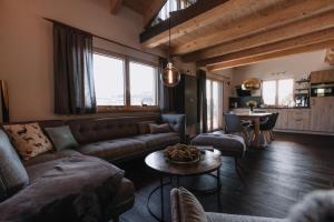 ヴァルデックにあるFerienhaus in Nieder-Werbe mit Großer Terrasseのソファとテーブルのあるリビングルーム