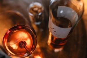 ヴァルデックにあるFerienhaus in Nieder-Werbe mit Großer Terrasseのグラスワインの横に置かれたワイン1本 +14枚の写真