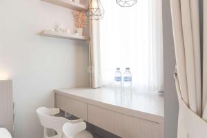 zwei Flaschen Wasser stehen auf einer Theke in einem Zimmer in der Unterkunft Comfort Studio Room Tokyo Riverside PIK 2 Apartment By Travelio in Rawalembang