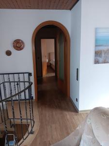 einen Flur mit Wendeltreppe in einem Zimmer in der Unterkunft Ferienwohnung Aspisheim in Aspisheim + 11 Fotos