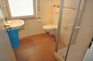 Ένα μπάνιο στο Ferienhaus Zur Alten Maar, 65332 +40 φωτογραφίες