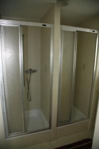Das Bad ist mit einer Dusche und einer Badewanne ausgestattet. in der Unterkunft Backpackers Gasthaus Post in Willisau