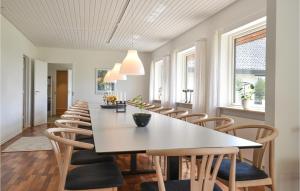 Posezení v ubytování Awesome Home In Holstebro With Kitchen