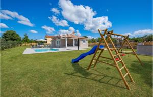 huśtawka w ogrodzie z domem w obiekcie 4 Bedroom Beautiful Home In Barban w mieście Barban