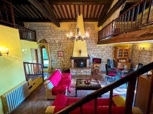 Χώρος καθιστικού στο Country Villa with Netflix and Swimming Pool