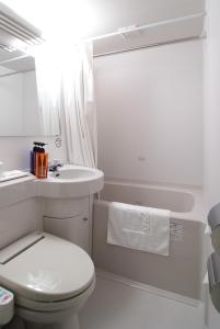 東近江市的住宿－東近江能登川站前AZ酒店，白色的浴室设有卫生间和水槽。