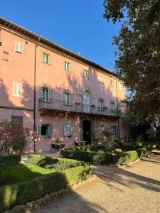 Κήπος έξω από το Country Villa with Netflix and Swimming Pool
