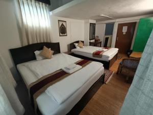 Postel nebo postele na pokoji v ubytování Himalaya Inn