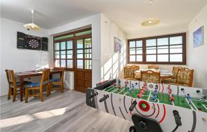 Η αίθουσα παιχνιδιών του Cozy Home In Madzarevo With Kitchen
