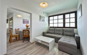 Χώρος καθιστικού στο Cozy Home In Madzarevo With Kitchen