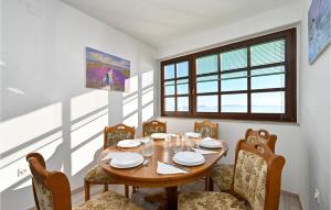 Χώρος καθιστικού στο Cozy Home In Madzarevo With Kitchen