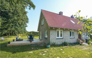 Zahrada ubytování Beautiful Home In Rønde With Kitchen