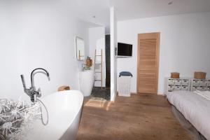 Μια τηλεόραση ή/και κέντρο ψυχαγωγίας στο Seasun