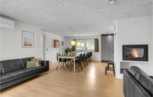 Una sala de estar con un sofá y una mesa con sillas. en Lovely Home In Ulfborg With Sauna, en Ulfborg