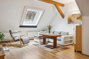 a living room with a table and a couch at Ferienwohnung in Kramerhof mit Grill und Garten in Kramerhof